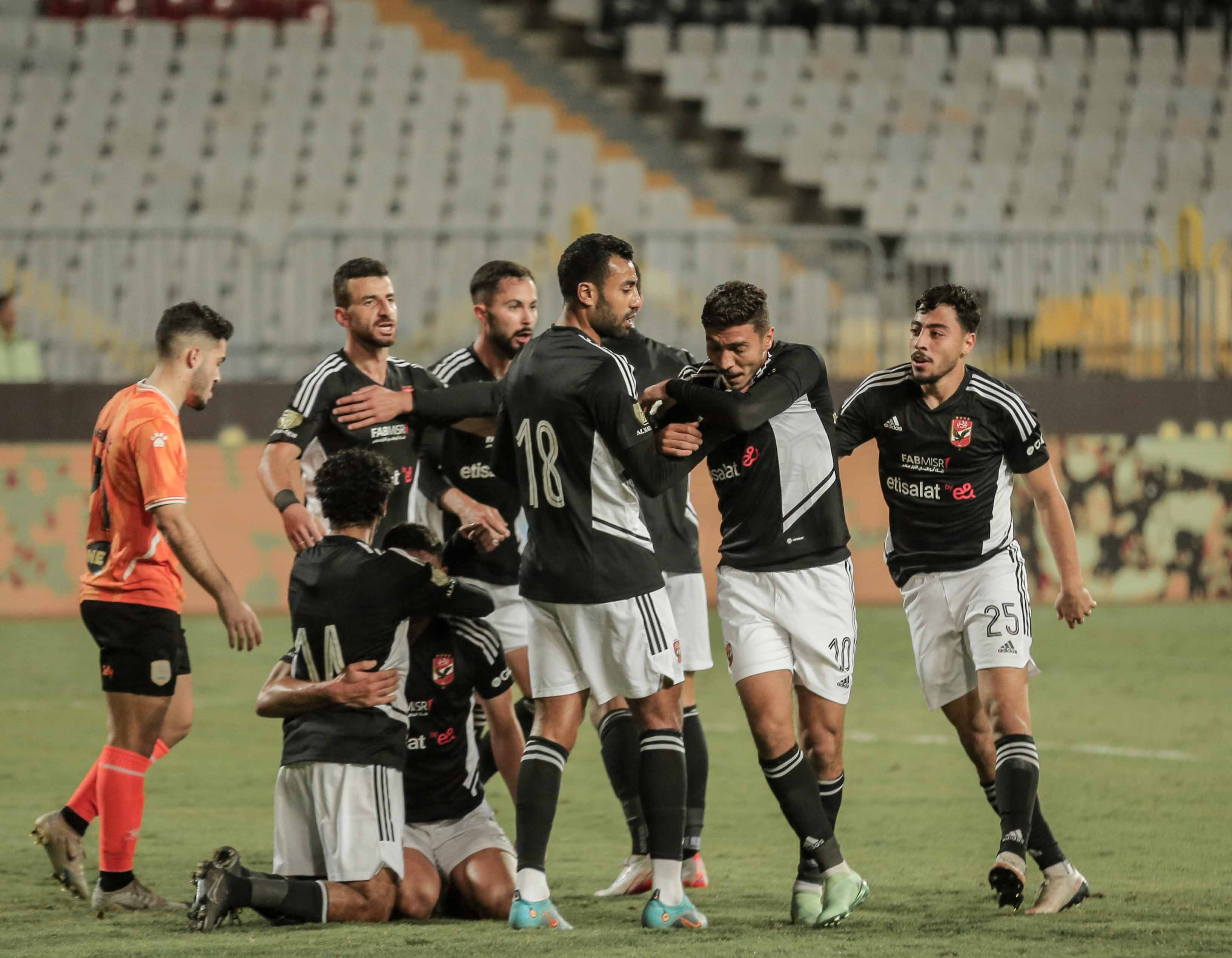 الأهلى يكتسح فاركو بثنائية مقابل هدف ويواصل تصدره للدوري.