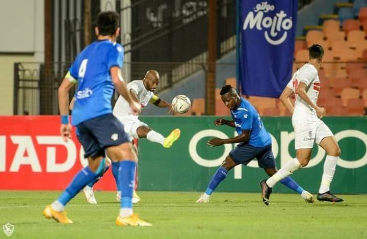 الزمالك يفوز على سموحة بثنائية مقابل هدف ويواصل تصدر الدوري.