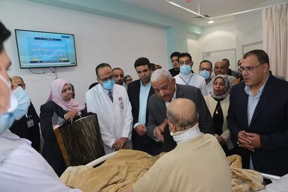 محافظ السويس يزور مصابى غزة فى مجمع السويس الطبي الجديد للاطمئنان علي حالاتهم الصحية