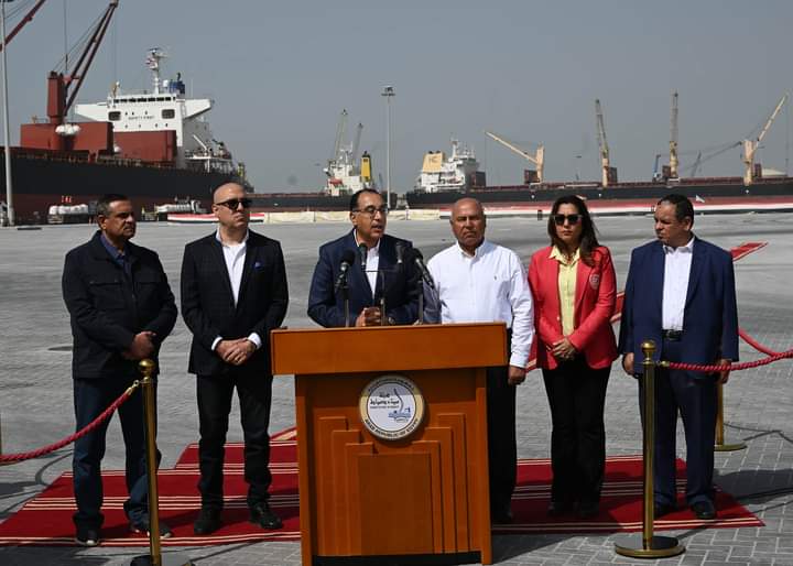 رئيس الوزراء يُدلي بتصريحات تليفزيونية عقب تفقده ميناء دمياط