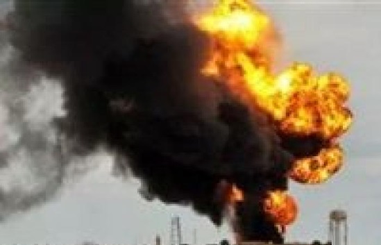 محتجين يضرمون النيران في المصرف الوطني الايرانى
