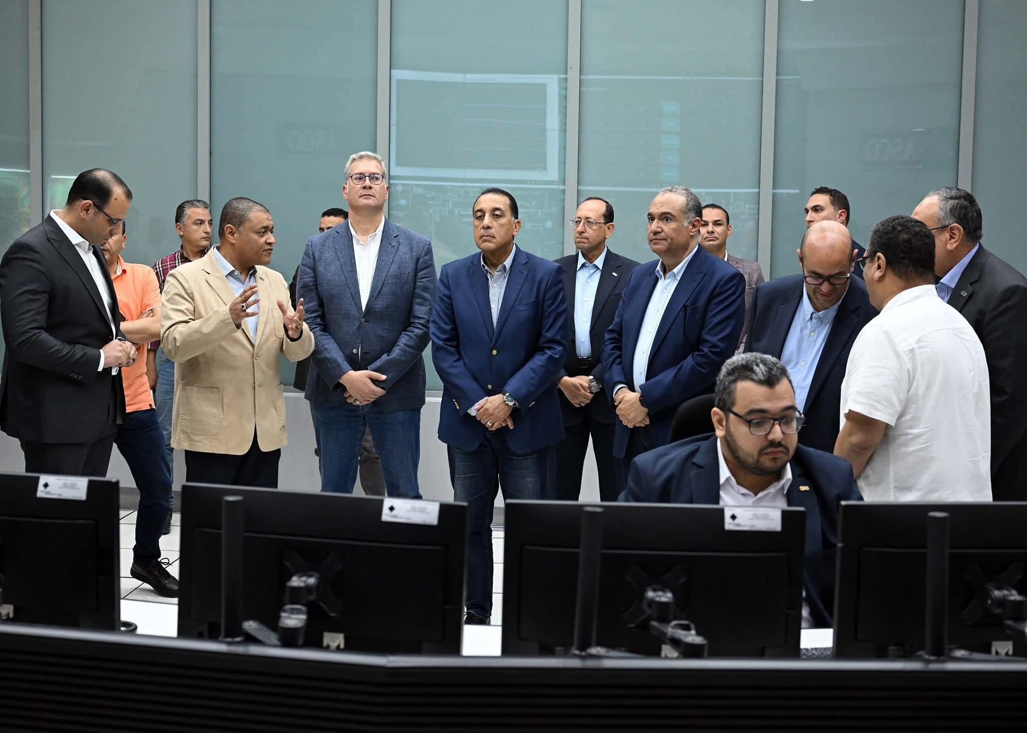 عقب جولته اليوم بمنطقة العين السخنة لمتابعة استعدادات البنية التحتية لتأمين إمدادات الغاز الطبيعي: رئيس الوزراء يتابع من مركز التحكم في الشبكة القومية للغاز الطبيعي