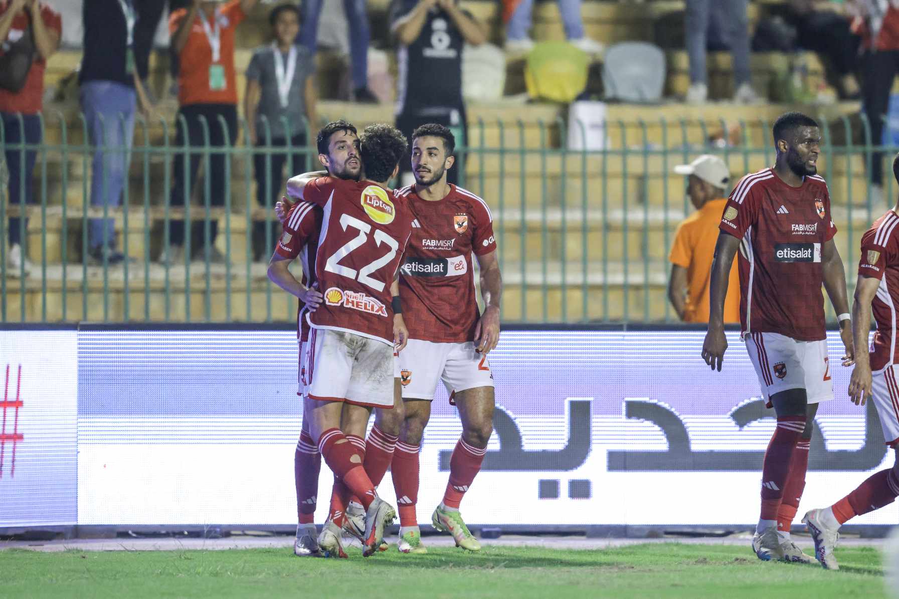 الأهلي يكتسح المقاولون العرب بثنائية مقابل هدف في الدوري