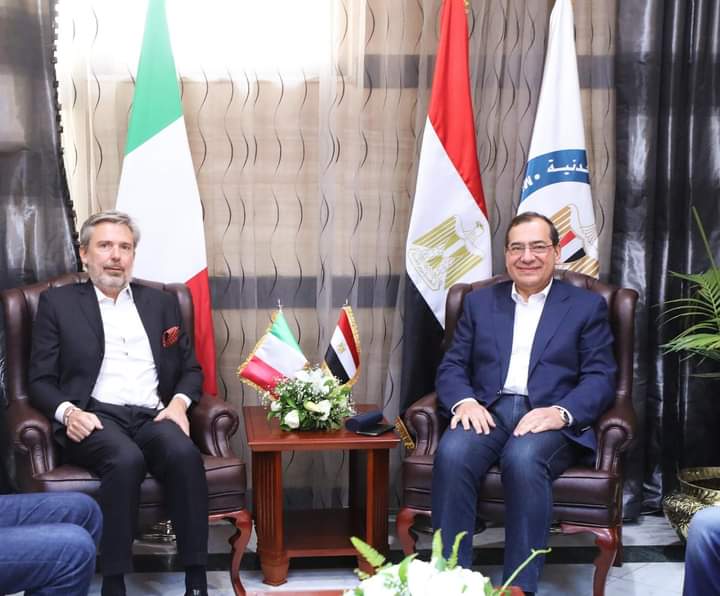 وزير البترول والثروة المعدنية والسفير الإيطالى بمصر يبحثان زيادة التعاون الطاقى المشترك