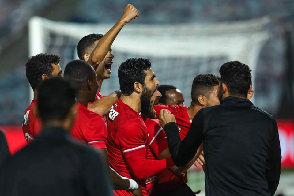 لاعبو الأهلي يتوجهون لتحية الجماهير بعد الفوز على الزمالك.