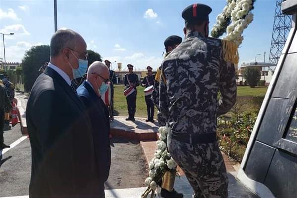 محافظ بورسعيد ومدير الأمن يضعان الزهور على النصب التذكاري