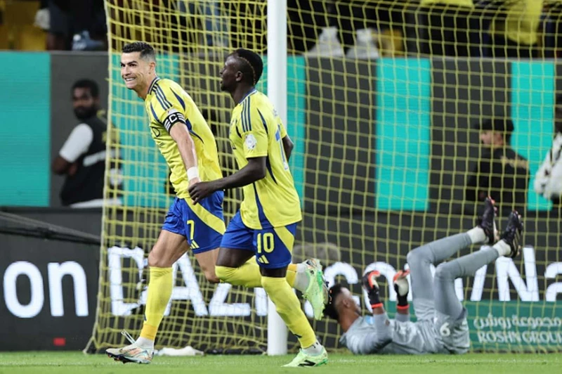 النصر يكتسح الأخدود بثلاثية مقابل هدف في الدوري السعودي.