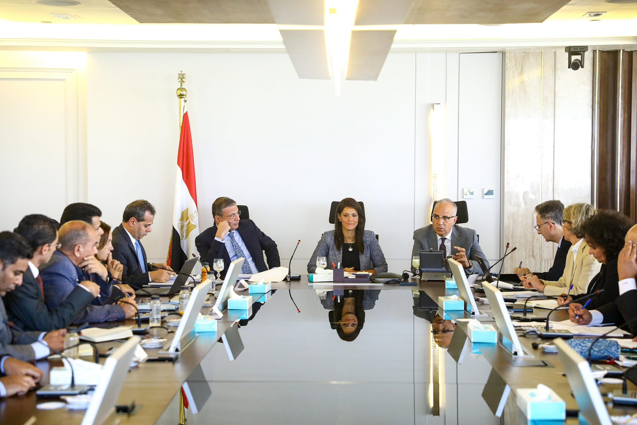 خطيط والتنمية الاقتصادية والتعاون الدولي، الاستاذ الدكتور/ هاني سويلم، وزير الموارد المائية والري، والسيد/علاء فاروق، وزير الزراعة واستصلاح الأراضي، وبعثة البنك الدولي، برئاسة السيد/ رابح كاراكي، مدير ممارسات الزراعة والغذاء لمنطقة الشرق الأوسط وشمال أفريقيا بالبنك، حيث استعرض الوزراء الثلاثة مع بعثة البنك الدولي، موقف مشروع التحول الغذائي الزراعي الموائم للمناخ (CRAFT) أحد مشروعات محور الغذاء ببرنامج «نُوَفِّي»، وذلك بحضور السيدة/ شيرين الشرقاوي مساعد وزير المالية، وفريق عمل الوزارة