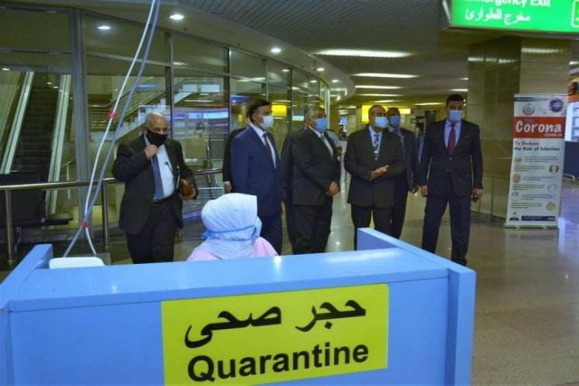 وزير الطيران المدني في جولة تفقدية لمطار القاهرة مع أول يوم لتطبيق شهادة PCR..صور