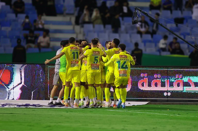 الخليج يفوز على الهلال بثلاثية مقابل هدفين في دوري روشن.