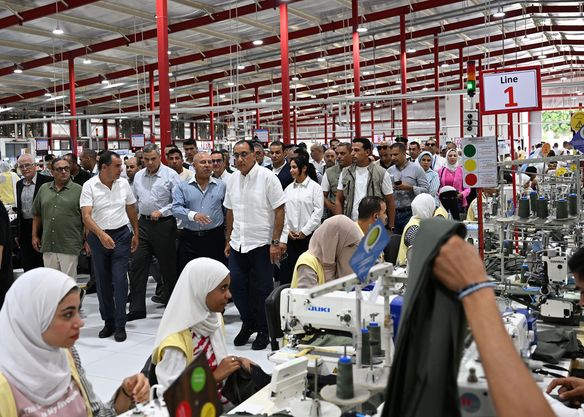 خلال جولته بالإسكندرية اليوم: رئيس الوزراء يتفقد مصنع