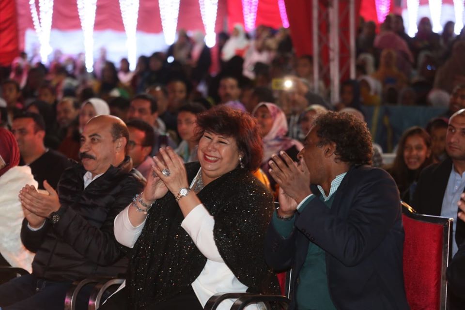 وزيرة الثقافة ومحافظ أسوان يتابعان احتفالات التعامد بالسوق الشعبي