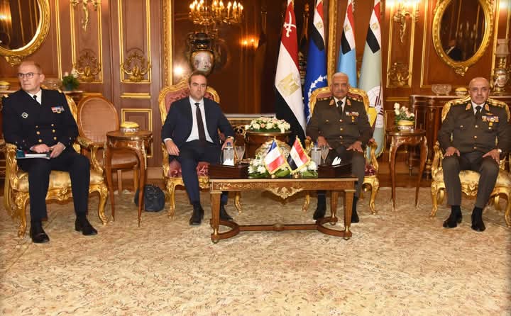 .. إلتقى الفريق أول / عبدالمجيد صقر القائد العام للقوات المسلحة وزير الدفاع والإنتاج الحربى بالسيد / سيباستيان لوكورنو وزير الجيوش الفرنسية والوفد المرافق له الذى يزور مصر حالياً ضمن الوفد المرافق لزيارة الرئيس / إيمانويل ماكرون رئيس جمهورية فرنسا إلى مصر