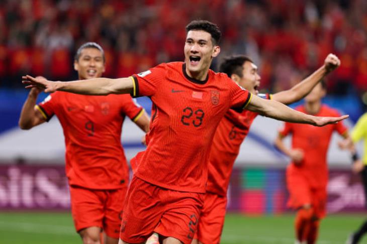 الصين تفوز على أندونيسيا بثنائية مقابل هدف في تصفيات كأس آسيا.