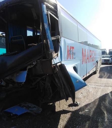 إصابة 23 شخص في تصادم اتوبيسين على الطريق الصحراوى