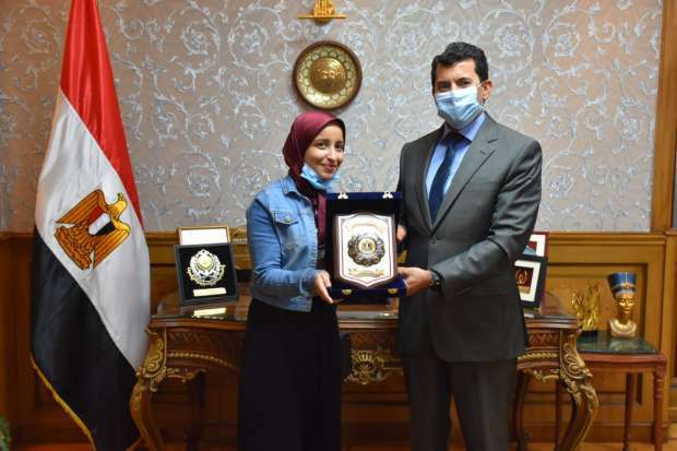 وزير الشباب يكرم نورهان عاملة النظافة لتفوقها في الثانوية الأزهرية
