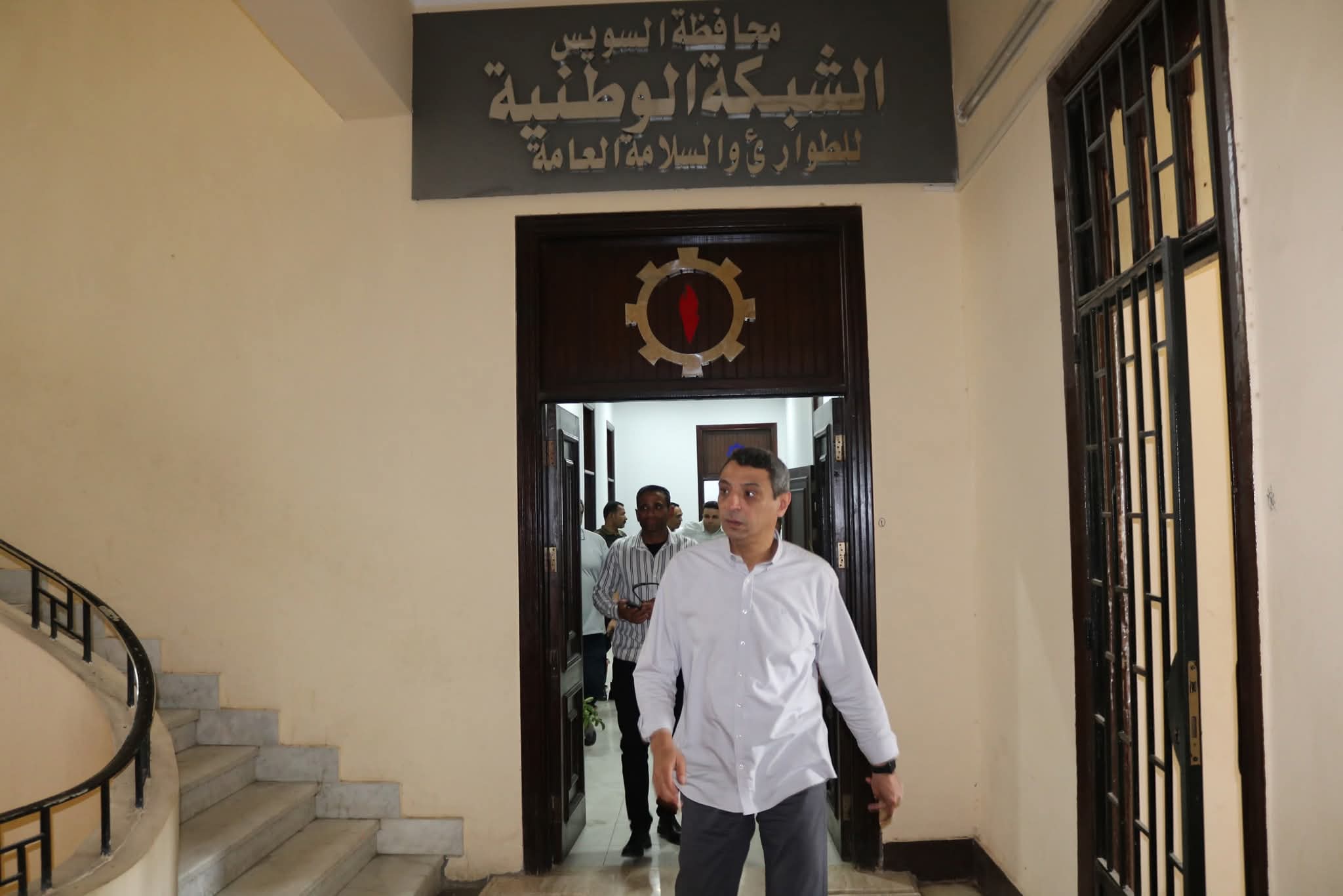  محافظ السويس يتابع أعمال النظافة علي مستوي الأحياء من خلال الشبكة الوطنية للطوارئ بالمحافظة.