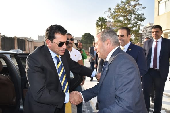 محافظ بورسعيد يستقبل وزير الشباب والرياضة لمتابعة الموقف التنفيذي في إنشاء ستاد النادي المصري .