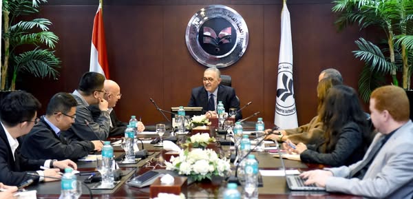 بتكلفة استثمارية 385 مليون دولار: أكبر منتج للأقمشة المصبوغة والقمصان في العالم يبحث إنشاء مصنع في مصر بحث السيد/ حسام هيبة، ووفد مجموعة لوتاي الصينية، أكبر منتج للأقمشة المصبوغة والقمصان في العالم، خطة الشركة لتأسيس أول مصانعها في مصر، على مساحة نصف مليون متر مربع وبتكلفة استثمارية 385 مليون دولار.