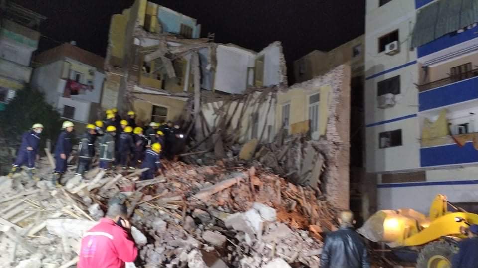 استخراج جثة مسنة من تحت أنقاض عقار المنصورة المنهار