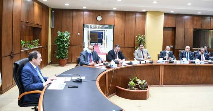 وزير البترول والثروة المعدنية يتابع معدلات التوسع في توصيل الغاز الطبيعى للمنازل