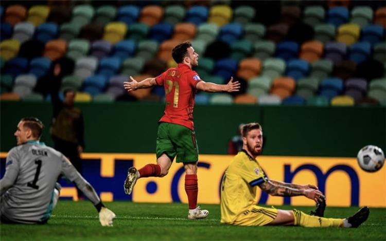 البرتغال تفوز على السويد بثلاثية نظيفه في دوري الأمم الأوروبية.