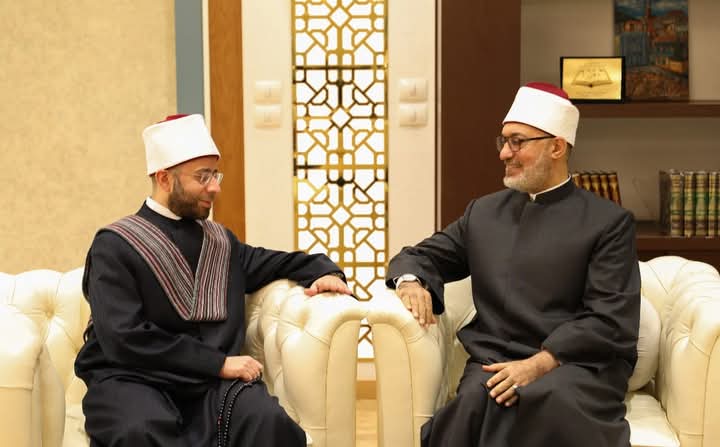 في زيارة وُدِّية تفتح آفاق التعاون المشترك بين دار الإفتاء ووزارة الأوقاف: مفتي الجمهوريةايستقبل وزير الأوقاف  استقبل فضيلة الأستاذ الدكتور نظير محمد عيّاد، مفتي الجمهورية ورئيس الأمانة العامة لِدُور وهيئاتِ الإفتاء في العالم، معالي الأستاذ الدكتور أسامة الأزهري، وزير الأوقاف، بمقر دار الإفتاء المصرية،