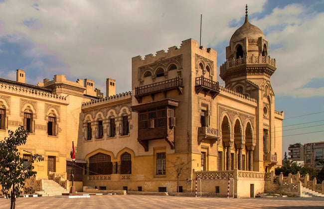 قصر السلطانة ملك هو قصر أثري يقع في شارع العروبة أمام قصر البارون إمبان، بحي مصر الجديدة،قام ببناءالقصر المهندس البلجيكي إدوارد إمبان 
