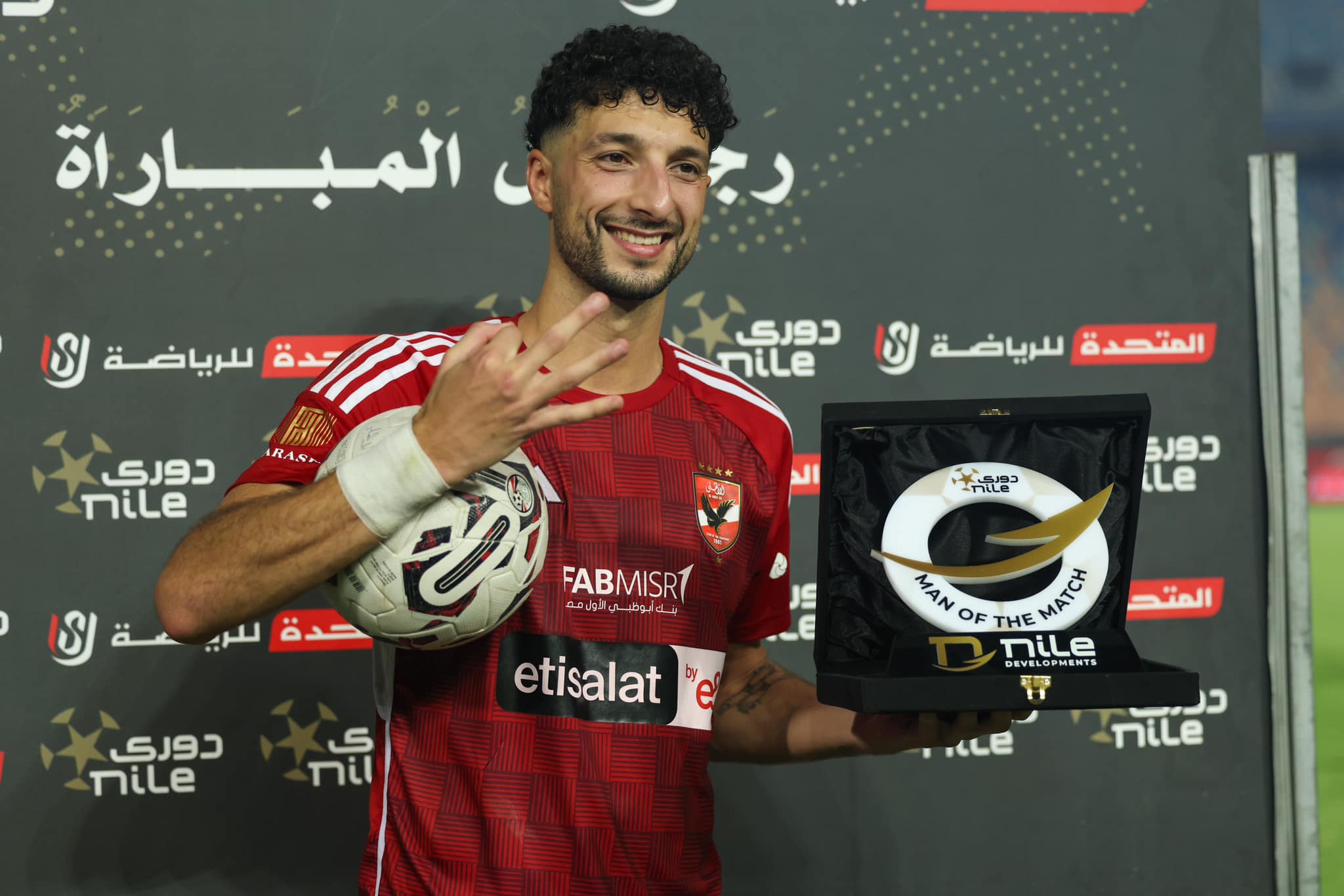 وسام أبو علي رجل مباراة الأهلي والمقاولون العرب.