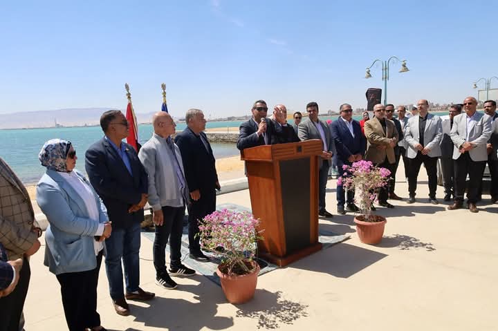 في احتفالية تنفيذية شعبية رائعة بمحافظة السويس، قام اللواء أح / طارق حامد الشاذلي محافظ السويس، والدكتور عبدالله رمضان نائب المحافظ ، واللواء أحمد الاسكندراني السكرتير العام للمحافظة و الأستاذ عبدالعال البدرى السكرتير العام المساعد للمحافظة ورؤساء الأحياء والقيادات التنفيذية
