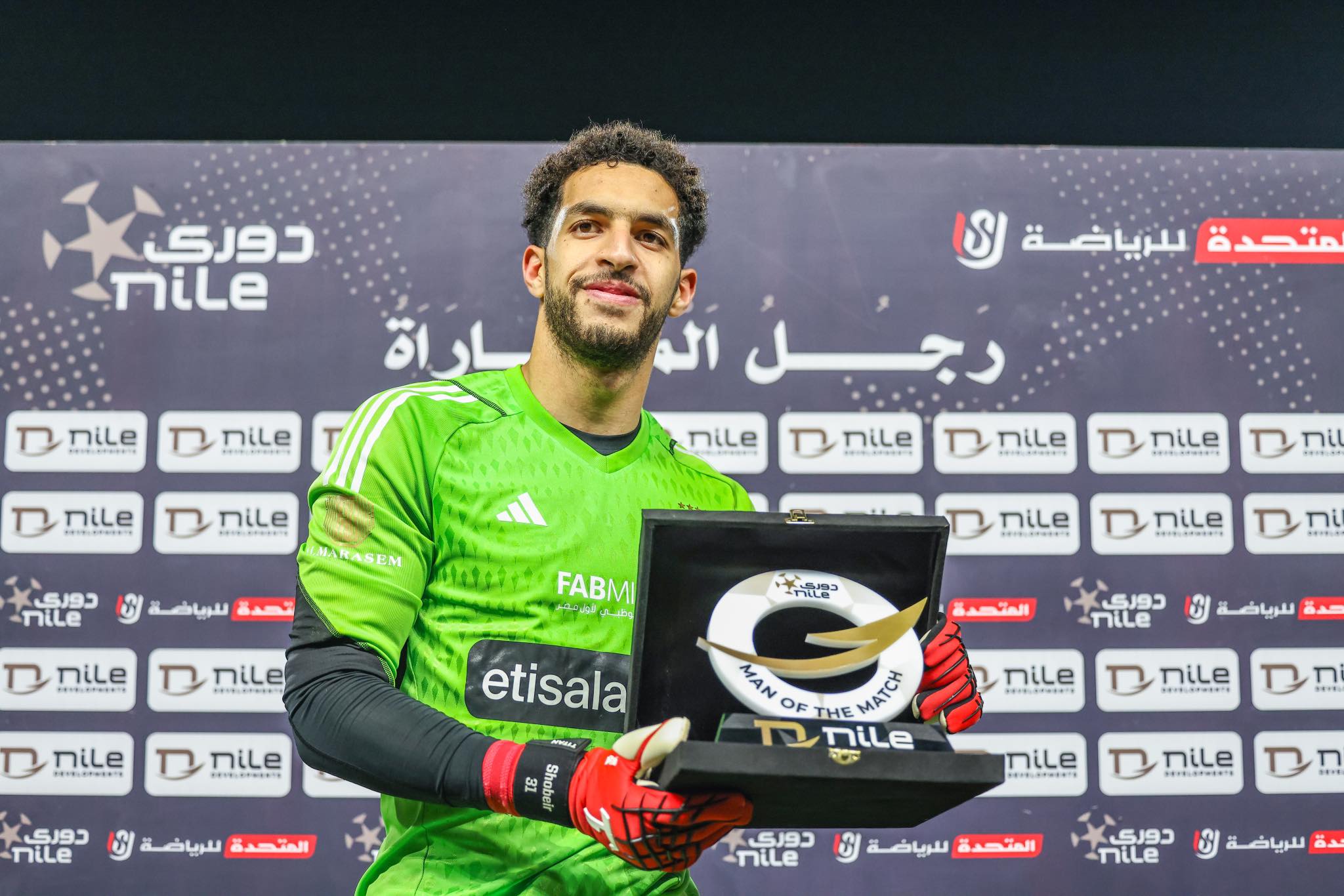 مصطفى شوبير يفوز بجائزة رجل مباراة الأهلي والإسماعيلي.