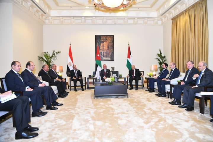 عقدت اليوم قمة ثلاثية بين مصر والأردن وفلسطين، بمشاركة السيد الرئيس عبد الفتاح السيسي، والملك عبد الله الثاني ابن الحسين، عاهل الأردن، والرئيس الفلسطيني محمود عباس، وذلك علي هامش انعقاد مؤتمر الاستجابة الإنسانية الطارئة في غزة، بالمملكة الأردنية