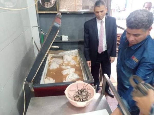 ضبط أحد المحلات الشهيرة بمطروح يقوم بتقديم وجبات غير صالحة للاستهلاك الادمي