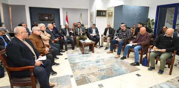 وزير الإسكان يعقد اجتماعا بمقر جهاز 