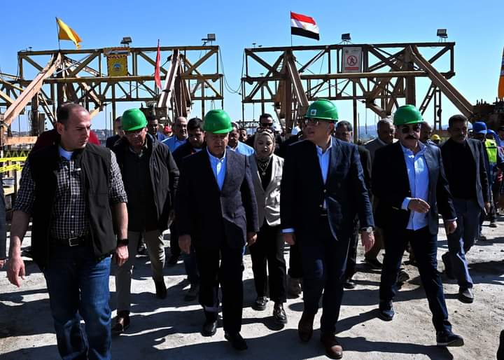 خلال زيارته للمحافظة: رئيس الوزراء يتفقد أعمال إنهاء مشروع محور بديل خزان أسوان