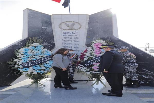 محافظ دمياط تضع إكليل الزهور على النصب التذكارى لشهداء الشرطة