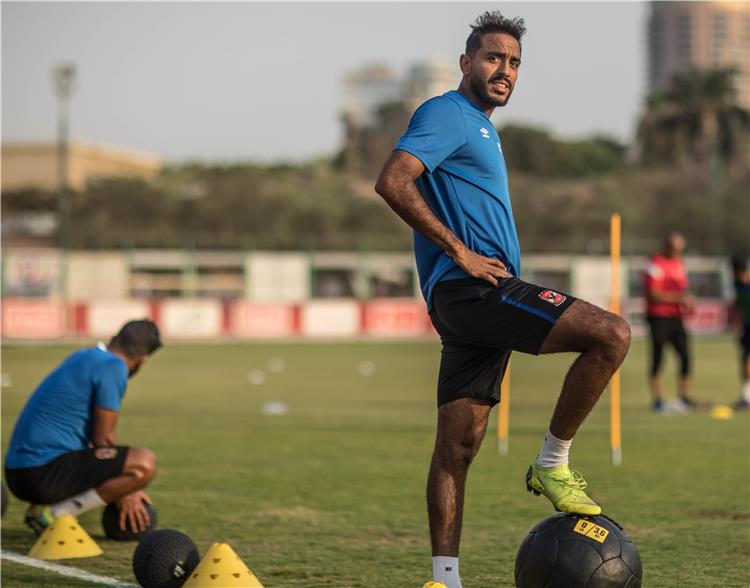 كهربا يبدأ تدريبات الجري وموسيماني يجتمع مع طبيب الفريق قبل موقعة الوداد في مران الأهلي.