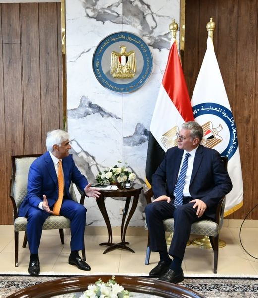 وزير البترول يبحث مع عبدالكريم المطوع رئيس مجلس إدارة الشركة العالمية لصناعة المواسير ابيك  التعاون القائم بين قطاع البترول وشركة ابيك فى مجال صناعة المواسير الكاربون أستيل والاكواع الخاصة بمشروعات البترول والغاز