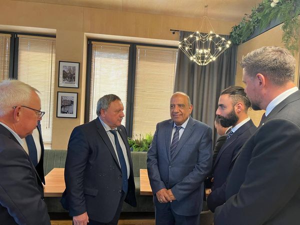 وزير الكهرباء والطاقة المتجددة يزور