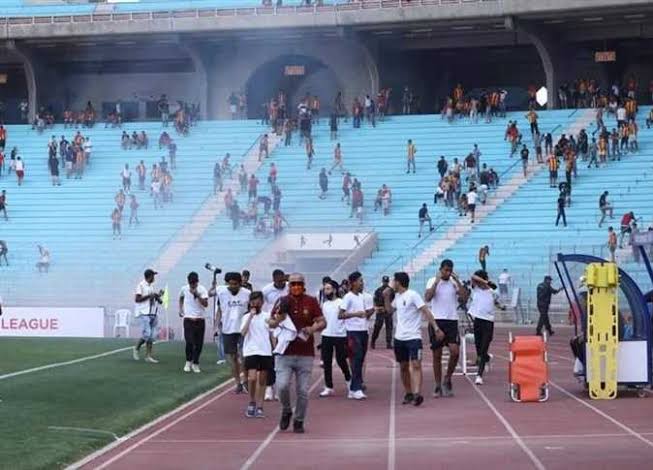 الكاف يفرض عقوبة مالية على النادي الأهلي بعد أحداث رادس.