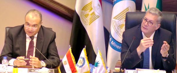 أكد المهندس كريم بدوى وزير البترول والثروة المعدنية أن العمل جارى على تذليل العقبات ومواجهة التحديات وزيادة جاذبية فرص الاستثمار للاستمرار فى تحويل منظومة البحث عن الغاز والبترول إلى وجهة استثمارية جاذبة في مواجهة المنافسة الكبيرة على جذب الاستثمار في هذا المجال  ، وأن جذب المستثمرين وتحفيزهم على ضخ  وزيادة الاستثمارات فى هذا المجال فى مصر يعد أولوية قصوى للوزارة فى ظل توافر امكانات واعدة فى المنطقة مما يجذب بالفعل كبريات الشركات العالمية للاستثمار بها، مشيراً إلى أهمية الحوار المستمر مع الشركاء الأجانب لتوفير كافة السبل التحفيزية والدعم لحثهم على التوسع فى أعمالهم فى مصر وضخ المزيد من الاستثمارات بهدف تحقيق الاكتشافات وزيادة الإنتاج.