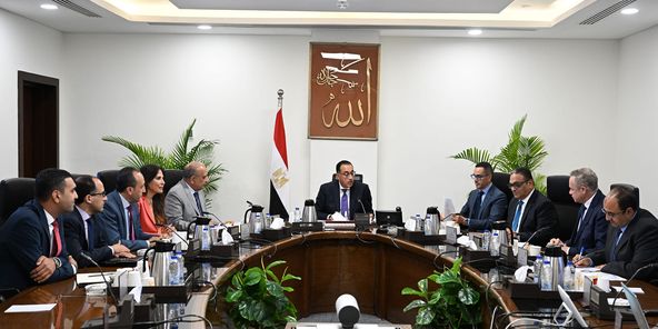 رئيس الوزراء يستعرض خطط ومشروعات شركة 