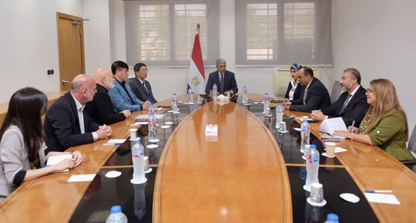 وزير السياحة والآثار يلتقي بسفير سنغافورة بالقاهرة والرئيس التنفيذي للشركة المنظمة لمعرض رمسيس وذهب الفراعنة