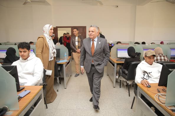 زيارة تفقدية لرئيس الجامعة لمركز الاختبارات الإلكترونية