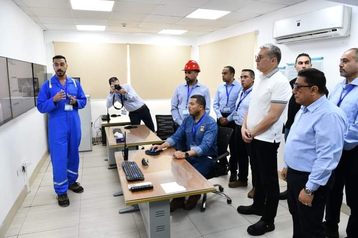  تفقد المهندس كريم بدوى وزير البترول والثروة المعدنية تسهيلات ميناء الحمراء البترولى لمتابعة أعمال التوسعات الجارى تنفيذها بهدف زيادة السعة التخزينية لتسهيلات ميناء الحمراء لدعم حركة تداول واستقبال الزيت الخام والمنتجات البترولية بميناء الحمراء