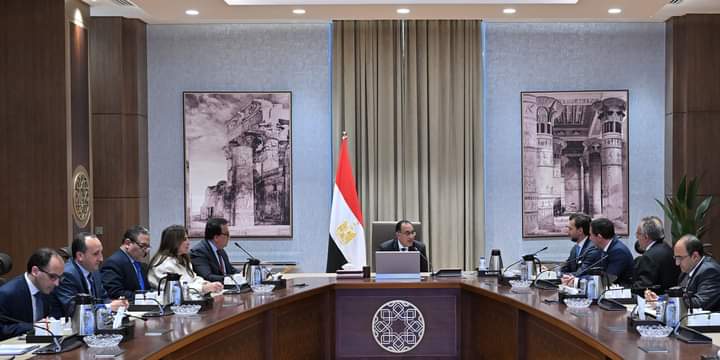 رئيس الوزراء يبحث مع مسئولي مجموعة