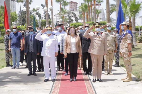 وسط إجراءات احترازية ووقائية.. محافظ دمياط تضع إكليل الزهور على النصب التذكارى للشهداء احتفالاً بالعيد القومى للمحافظة