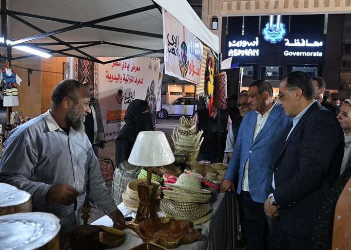استكمالا لزيارته اليوم بمحافظة أسوان:رئيس الوزراء يتفقد معرض 