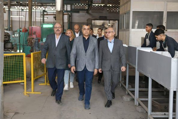 في إطار  حرصه على التواجد بين العاملين لمتابعة سير العملية الإنتاجية ..