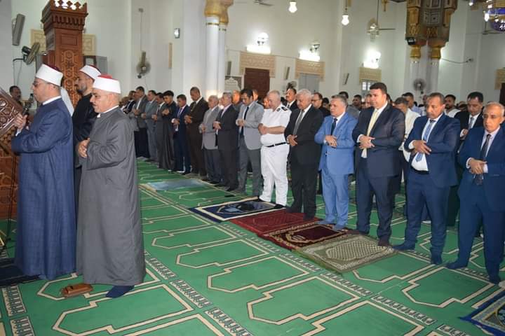  ادى اللواء أ.ح / عبد المجيد صقر محافظ السويس، والدكتور أشرف حنيجل رئيس جامعة السويس، واللواء هشام رشاد نائب مدير أمن السويس صلاة عيد الأضحى المبارك، اليوم الأحد، بمسجد بدر بمدينة بورتوفيق